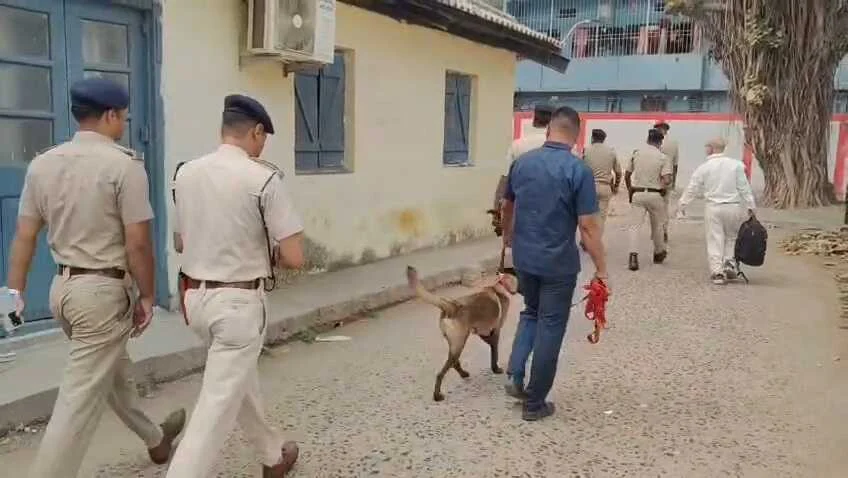 बेगूसराय सिविल कोर्ट को फिर बम से उड़ाने की धमकी, परिसर में हाई अलर्ट; एसपी मनीष पहुंचे, डॉग स्क्वॉड व बम निरोधक दस्ता कर रहा जांच 1