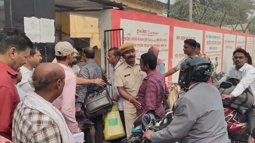 बेगूसराय सिविल कोर्ट को फिर बम से उड़ाने की धमकी, परिसर में हाई अलर्ट; एसपी मनीष पहुंचे, डॉग स्क्वॉड व बम निरोधक दस्ता कर रहा जांच 5