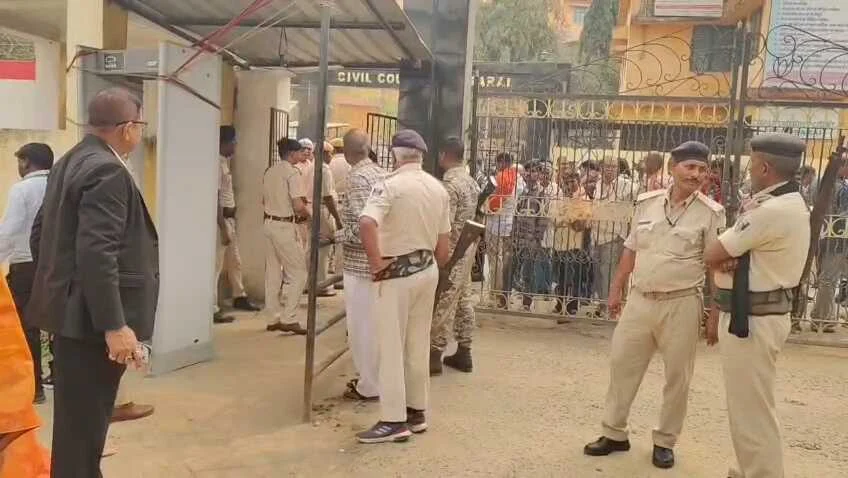 बेगूसराय सिविल कोर्ट को फिर बम से उड़ाने की धमकी, परिसर में हाई अलर्ट; एसपी मनीष पहुंचे, डॉग स्क्वॉड व बम निरोधक दस्ता कर रहा जांच 3