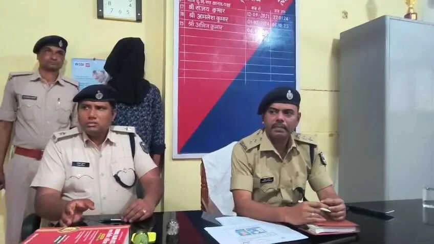 तेघड़ा पुलिस का डबल प्रहार: भारी मात्रा में स्मैक के साथ तस्कर दबोचा, आलापुर में घर से 3 पिस्तौल और 19 कारतूस बरामद 2