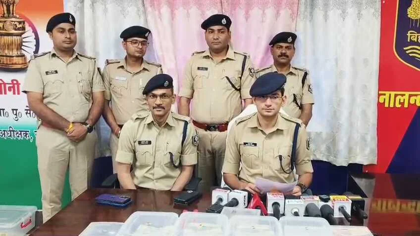 नालंदा: लहेरी थाना पुलिस ने 73 लाख की चोरी का दस दिनों में किया खुलासा,132 ग्राम चोरी के गहने, मोटरसाइकिल और 23 लाख नगद बरामद 14