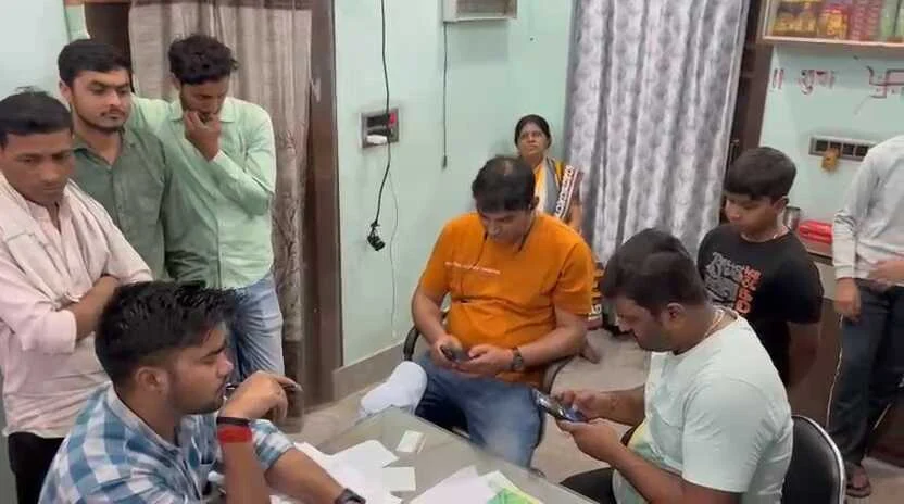 समस्तीपुर में 1 मिनट 40 सेकंड में 4.50 लाख और लैपटॉप लेकर उड़े तीन नकाबपोश, सीसीटीवी में कैद हुई वारदात 13