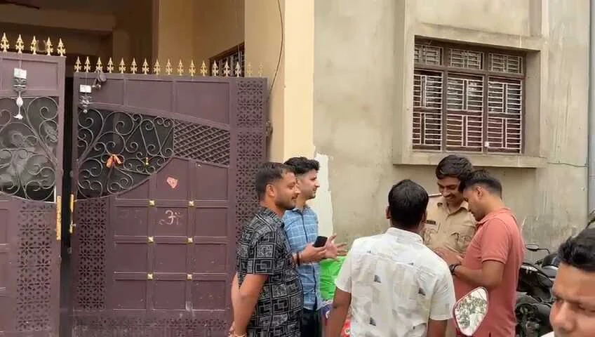 समस्तीपुर में 1 मिनट 40 सेकंड में 4.50 लाख और लैपटॉप लेकर उड़े तीन नकाबपोश, सीसीटीवी में कैद हुई वारदात 4