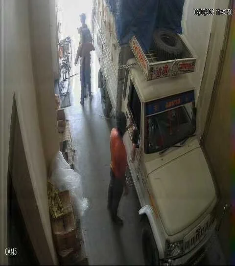 समस्तीपुर में 1 मिनट 40 सेकंड में 4.50 लाख और लैपटॉप लेकर उड़े तीन नकाबपोश, सीसीटीवी में कैद हुई वारदात 3