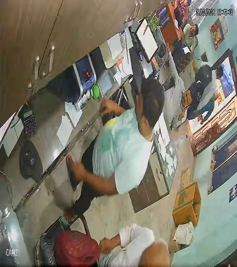 समस्तीपुर में 1 मिनट 40 सेकंड में 4.50 लाख और लैपटॉप लेकर उड़े तीन नकाबपोश, सीसीटीवी में कैद हुई वारदात 2