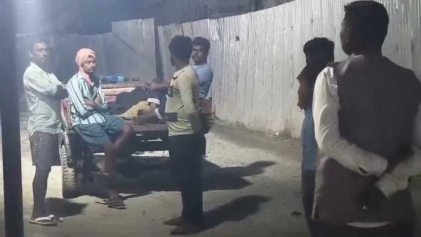 समस्तीपुर:10 घरों में लगी भीषण आग, लाखों की संपत्ति के साथ दर्जनों मवेशी की जलकर गई जान, एक महिला की झुलसने से हुई मौत 2