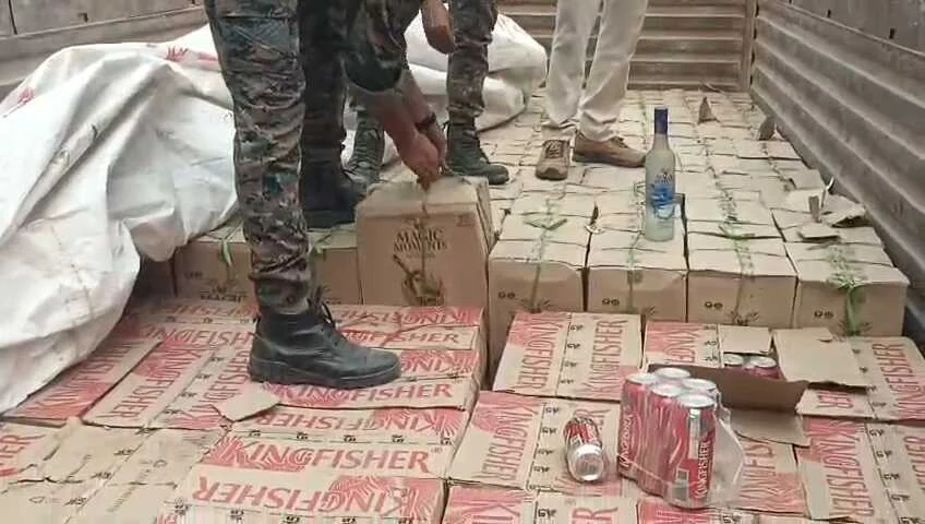 समस्तीपुर: उत्पाद विभाग की बड़ी करवाई : विवाह भवन के पास खड़े ट्रक से मिली 290 कार्टन शराब, बीयर और वोडका; तस्करों में मची खलबली 2