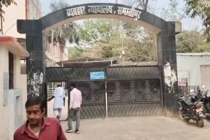 समस्तीपुर: नशा करने के लिए चोरों ने कोर्ट परिसर से महत्वपूर्ण दस्तावेज की चोरी कर हुए फरार,एक चोर गिरफ्तार,पुलिस ने दस्तावेज को किया बरामद 51