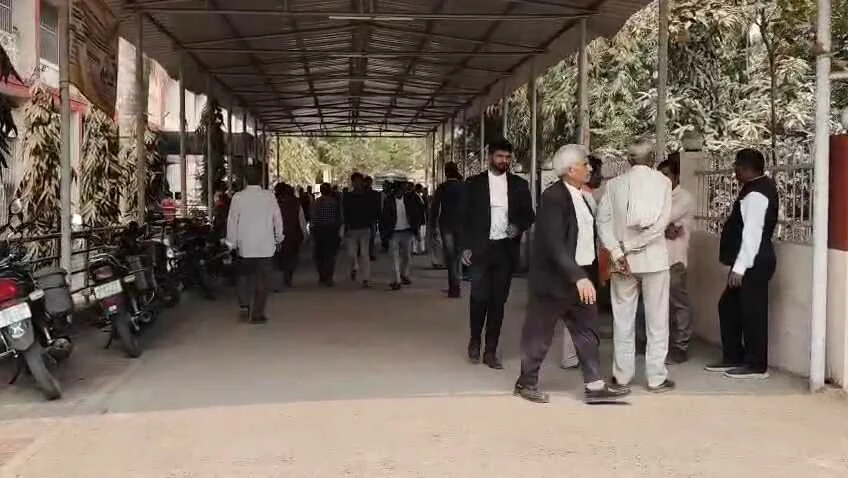 समस्तीपुर: नशा करने के लिए चोरों ने कोर्ट परिसर से महत्वपूर्ण दस्तावेज की चोरी कर हुए फरार,एक चोर गिरफ्तार,पुलिस ने दस्तावेज को किया बरामद 2