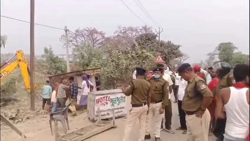 बेगूसराय में रेलवे का बड़ा एक्शन: लखमिनियां स्टेशन के पास चला प्रशासन का बुलडोजर, अवैध कब्जे जमींदोज 2