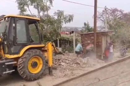 बेगूसराय में रेलवे का बड़ा एक्शन: लखमिनियां स्टेशन के पास चला प्रशासन का बुलडोजर, अवैध कब्जे जमींदोज 12