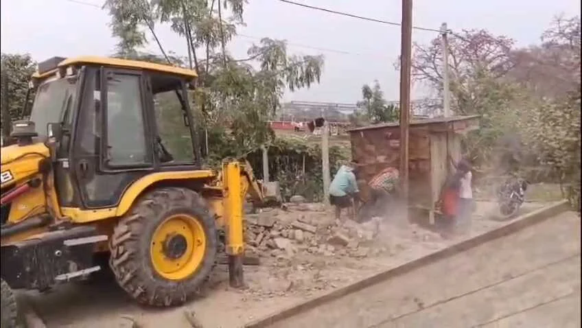 बेगूसराय में रेलवे का बड़ा एक्शन: लखमिनियां स्टेशन के पास चला प्रशासन का बुलडोजर, अवैध कब्जे जमींदोज 4