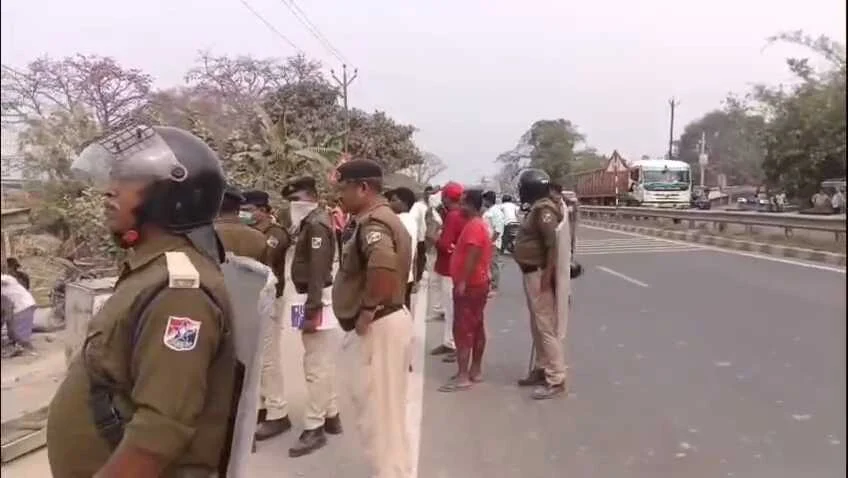 बेगूसराय में रेलवे का बड़ा एक्शन: लखमिनियां स्टेशन के पास चला प्रशासन का बुलडोजर, अवैध कब्जे जमींदोज 4