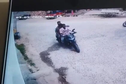 बेगूसराय में प्रॉपर्टी डीलर की हत्या का CCTV फुटेज आया सामने, बाइक सवार 3 अपराधियों ने घेरकर वरुण सिंह को मारी थी गोली 21