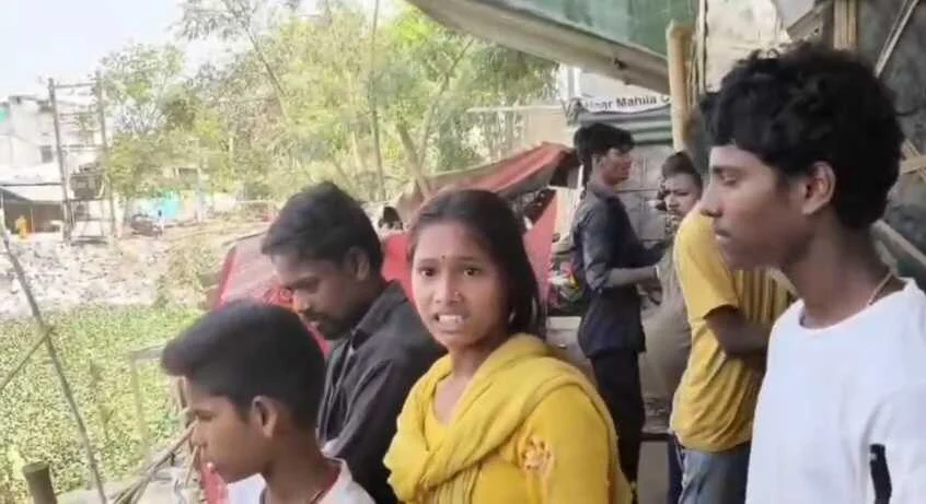 बुलडोजर एक्शन: बेगूसराय रेलवे स्टेशन पर चला प्रशासन का बुलडोजर, 266 अवैध दुकानों और झोपड़ियों को किया गया जमींदोज 2