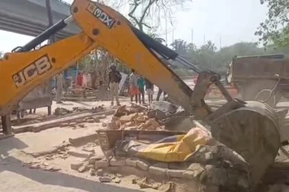 बुलडोजर एक्शन: बेगूसराय रेलवे स्टेशन पर चला प्रशासन का बुलडोजर, 266 अवैध दुकानों और झोपड़ियों को किया गया जमींदोज 30