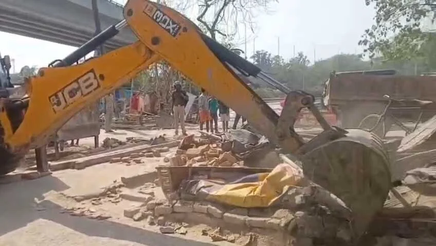 बुलडोजर एक्शन: बेगूसराय रेलवे स्टेशन पर चला प्रशासन का बुलडोजर, 266 अवैध दुकानों और झोपड़ियों को किया गया जमींदोज 5