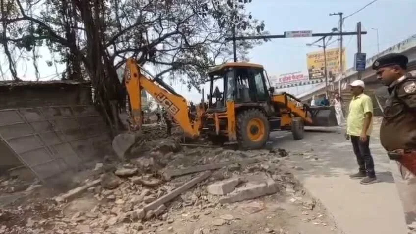 बुलडोजर एक्शन: बेगूसराय रेलवे स्टेशन पर चला प्रशासन का बुलडोजर, 266 अवैध दुकानों और झोपड़ियों को किया गया जमींदोज 3