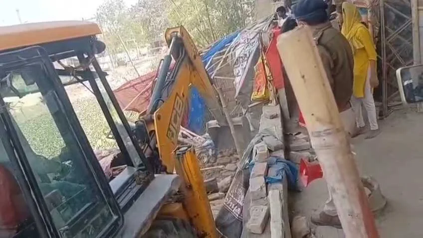 बुलडोजर एक्शन: बेगूसराय रेलवे स्टेशन पर चला प्रशासन का बुलडोजर, 266 अवैध दुकानों और झोपड़ियों को किया गया जमींदोज 4
