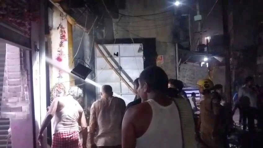 नालंदा: बीती रात किराना स्टोर में लगी आग, आग लगने से 8 लाख का सामान जलकर हुआ खाक,शॉर्ट सर्किट से आग लगने की आशंका 3
