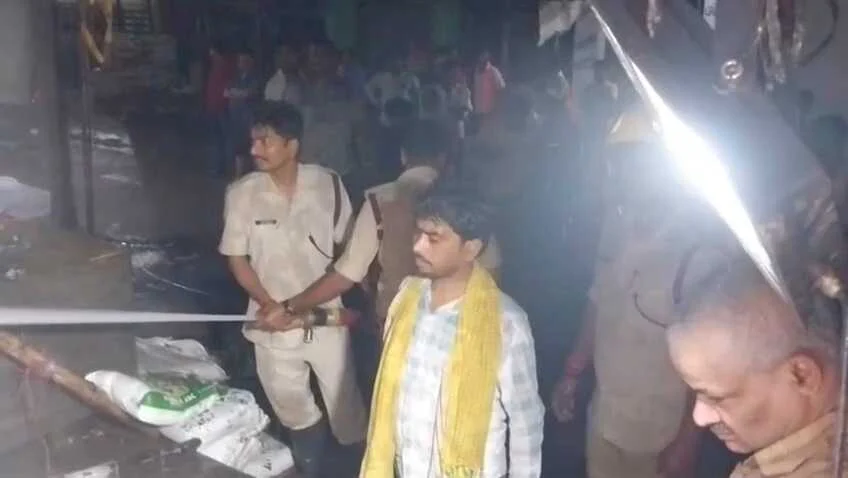 नालंदा: बीती रात किराना स्टोर में लगी आग, आग लगने से 8 लाख का सामान जलकर हुआ खाक,शॉर्ट सर्किट से आग लगने की आशंका 2