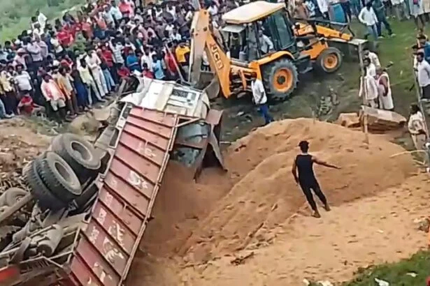 समस्तीपुर: बालू लदे ट्रक और ऑटो में भीषण टक्कर, रेलिंग तोड़कर नदी में गिरा ट्रक, एक की मौत, आधा दर्जन लोग जख्मी 1