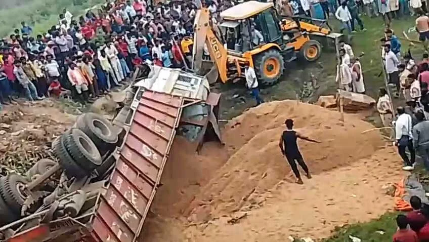 समस्तीपुर: बालू लदे ट्रक और ऑटो में भीषण टक्कर, रेलिंग तोड़कर नदी में गिरा ट्रक, एक की मौत, आधा दर्जन लोग जख्मी 5