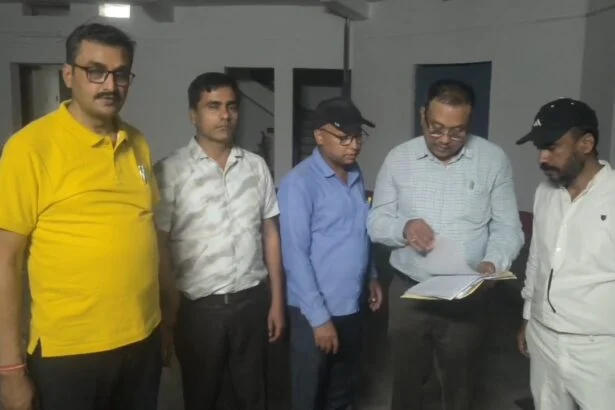 नालंदा: चंडी प्रखंड स्थित प्रखंड संसाधन केंद्र में निगरानी अन्वेषण ब्यूरो पटना की टीम ने छापेमारी कर संसाधन शिक्षक मनोज कुमार वर्मा को 17000 रुपए रिश्वत लेते रंगे हाथों किया गिरफ्तार 1