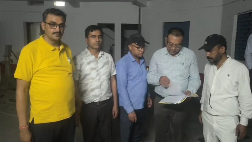 नालंदा: चंडी प्रखंड स्थित प्रखंड संसाधन केंद्र में निगरानी अन्वेषण ब्यूरो पटना की टीम ने छापेमारी कर संसाधन शिक्षक मनोज कुमार वर्मा को 17000 रुपए रिश्वत लेते रंगे हाथों किया गिरफ्तार 1