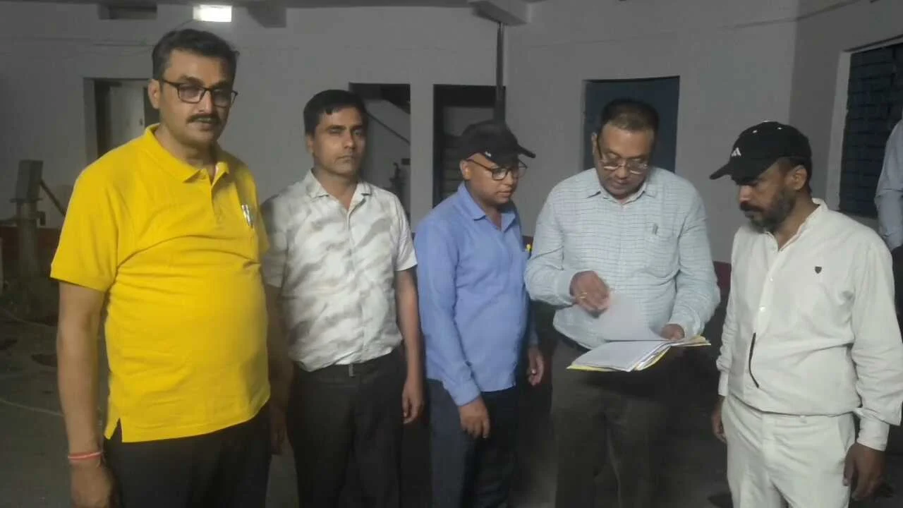 नालंदा: चंडी प्रखंड स्थित प्रखंड संसाधन केंद्र में निगरानी अन्वेषण ब्यूरो पटना की टीम ने छापेमारी कर संसाधन शिक्षक मनोज कुमार वर्मा को 17000 रुपए रिश्वत लेते रंगे हाथों किया गिरफ्तार 5