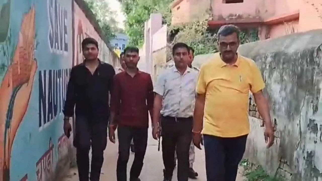 नालंदा: चंडी प्रखंड स्थित प्रखंड संसाधन केंद्र में निगरानी अन्वेषण ब्यूरो पटना की टीम ने छापेमारी कर संसाधन शिक्षक मनोज कुमार वर्मा को 17000 रुपए रिश्वत लेते रंगे हाथों किया गिरफ्तार 2
