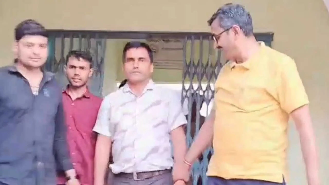 नालंदा: चंडी प्रखंड स्थित प्रखंड संसाधन केंद्र में निगरानी अन्वेषण ब्यूरो पटना की टीम ने छापेमारी कर संसाधन शिक्षक मनोज कुमार वर्मा को 17000 रुपए रिश्वत लेते रंगे हाथों किया गिरफ्तार 3