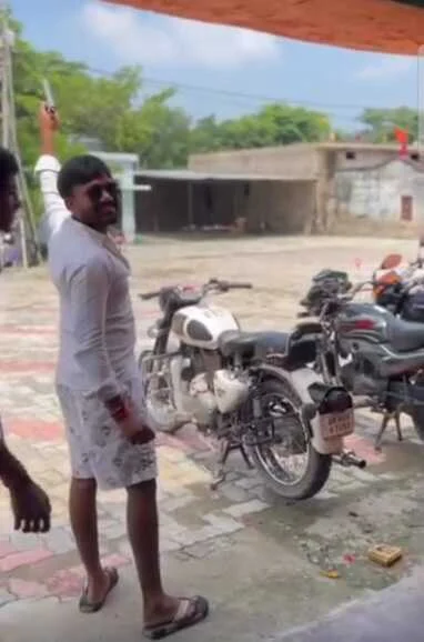 बेगूसराय के बछवाड़ा में कानून व्यवस्था पर सवाल, युवक ने हथियार की पूजा कर की सरेआम फायरिंग, वीडियो हुआ वायरल 3