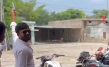 बेगूसराय के बछवाड़ा में कानून व्यवस्था पर सवाल, युवक ने हथियार की पूजा कर की सरेआम फायरिंग, वीडियो हुआ वायरल 9