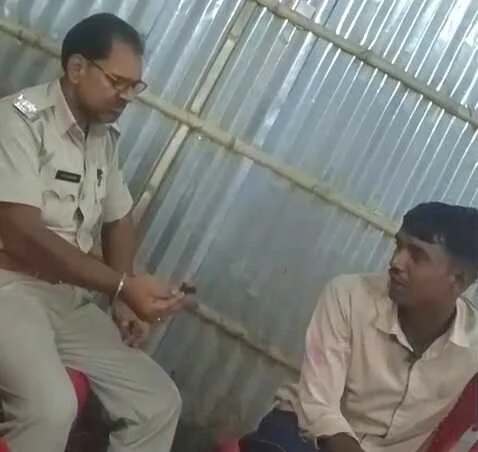 बेगूसराय में कानून का रखवाला ही उड़ा रहा धज्जियां, वर्दी पहन सरेआम पी रहा गांजा, वीडियो वायरल 2