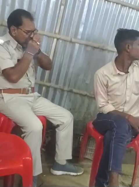 बेगूसराय में कानून का रखवाला ही उड़ा रहा धज्जियां, वर्दी पहन सरेआम पी रहा गांजा, वीडियो वायरल 3