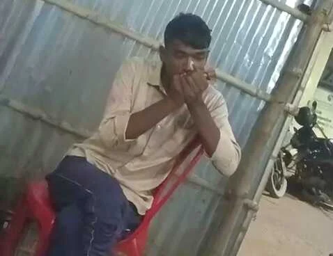 बेगूसराय में कानून का रखवाला ही उड़ा रहा धज्जियां, वर्दी पहन सरेआम पी रहा गांजा, वीडियो वायरल 4