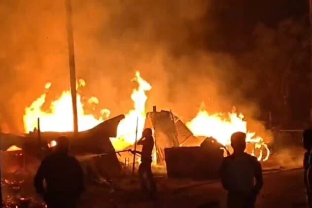 नालन्दा: चोरी में असफल होने पर अज्ञात चोरों ने दुकान में लगाई आग, चार दुकान जलकर हुआ खाक, एक महंगी कार भी जली, चार सिलेंडर भी हुआ ब्लास्ट 1