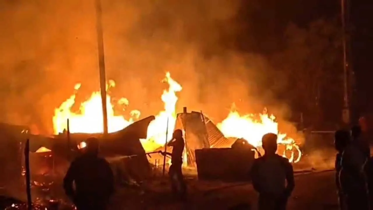 नालन्दा: चोरी में असफल होने पर अज्ञात चोरों ने दुकान में लगाई आग, चार दुकान जलकर हुआ खाक, एक महंगी कार भी जली, चार सिलेंडर भी हुआ ब्लास्ट 7