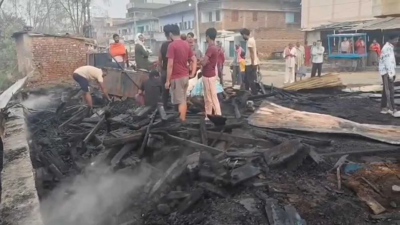 नालन्दा: चोरी में असफल होने पर अज्ञात चोरों ने दुकान में लगाई आग, चार दुकान जलकर हुआ खाक, एक महंगी कार भी जली, चार सिलेंडर भी हुआ ब्लास्ट 2