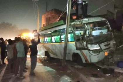 नालंदा: यात्रियों से भरी जय मां विंध्यवासिनी बस अनियंत्रित होकर बिजली के खंभे से टकराते हुए झोपड़ी में घुसी, बस में सवार कई यात्री बाल बाल बचे 8