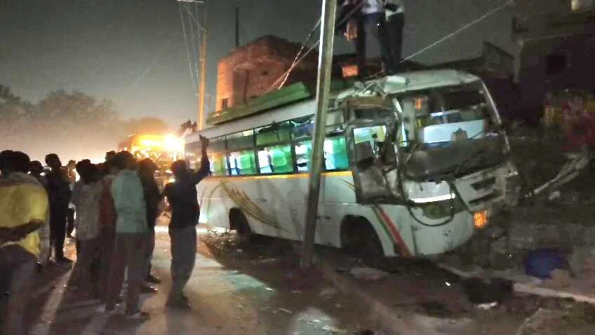 नालंदा: यात्रियों से भरी जय मां विंध्यवासिनी बस अनियंत्रित होकर बिजली के खंभे से टकराते हुए झोपड़ी में घुसी, बस में सवार कई यात्री बाल बाल बचे 4