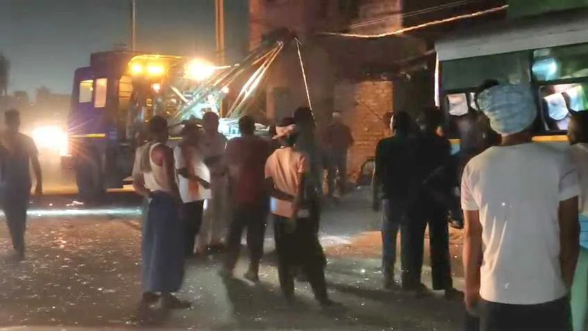 नालंदा: यात्रियों से भरी जय मां विंध्यवासिनी बस अनियंत्रित होकर बिजली के खंभे से टकराते हुए झोपड़ी में घुसी, बस में सवार कई यात्री बाल बाल बचे 2