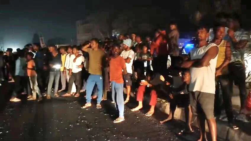 नालंदा: यात्रियों से भरी जय मां विंध्यवासिनी बस अनियंत्रित होकर बिजली के खंभे से टकराते हुए झोपड़ी में घुसी, बस में सवार कई यात्री बाल बाल बचे 3