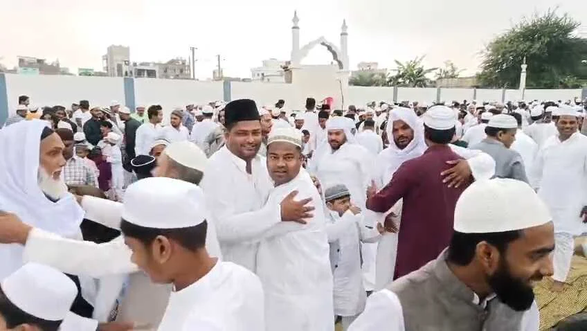 समस्तीपुर के ईदगाहों और मस्जिदों में अदा की गई नमाज, गले मिलकर दी मुबारकबाद, खुशहाली की उठी दुआएं 4