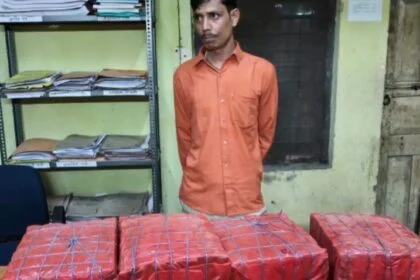 बेगूसराय में पुलिस की बड़ी करवाई, बोलेरो से 42 किलो गांजा बरामद, एक तस्कर गिरफ्तार 17