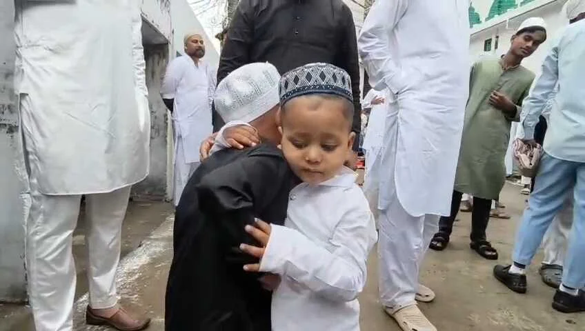 सौहार्द और भाईचारे का संदेश, बेगूसराय में शांतिपूर्ण माहौल के बीच हर्षोल्लास के साथ मनाई गई ईद 2