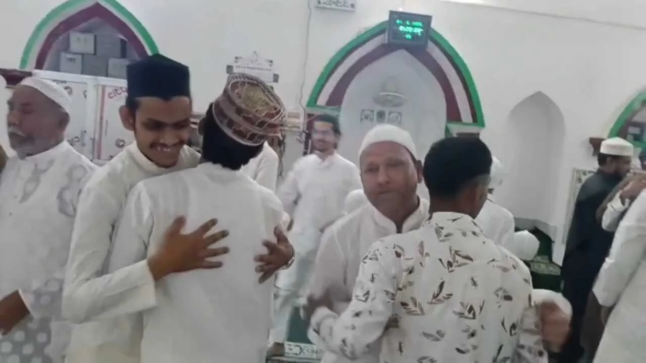 बिहार शरीफ के बड़ी दरगाह जामा मस्जिद समेत कई मस्जिदों में ईद की नमाज के लिए बड़ी संख्या में नमाजी जुटे, अमन-चैन की दुआ मांगी और एक-दूसरे को गले मिलकर बधाई दी 3