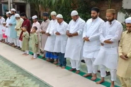 बिहार शरीफ के बड़ी दरगाह जामा मस्जिद समेत कई मस्जिदों में ईद की नमाज के लिए बड़ी संख्या में नमाजी जुटे, अमन-चैन की दुआ मांगी और एक-दूसरे को गले मिलकर बधाई दी 77