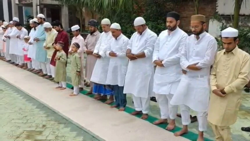 बिहार शरीफ के बड़ी दरगाह जामा मस्जिद समेत कई मस्जिदों में ईद की नमाज के लिए बड़ी संख्या में नमाजी जुटे, अमन-चैन की दुआ मांगी और एक-दूसरे को गले मिलकर बधाई दी 1